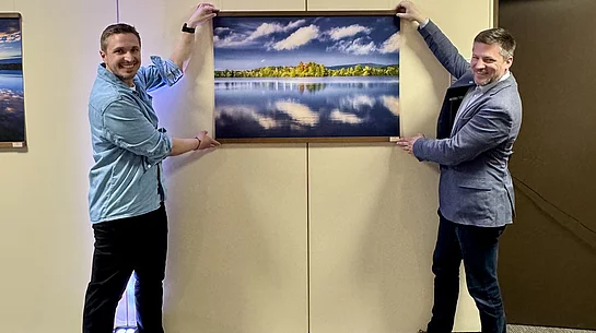 Fotograf Tobi Frauendorfer (l.) mit Bürgermeister Peter Neumeier bei der Eröffnung der Fotoausstellung